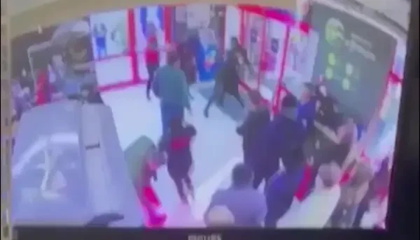 VIDEO Scandal într-un supermarket din Buzău. Un bărbat s-a luat la bătaie cu paznicii după ce i-au spus să poarte mască