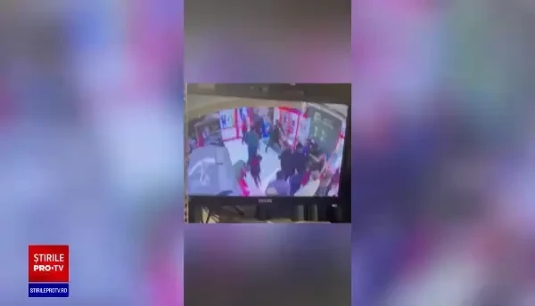 VIDEO Scandal într-un supermarket din Buzău. Un bărbat s-a luat la bătaie cu paznicii după ce i-au spus să poarte mască