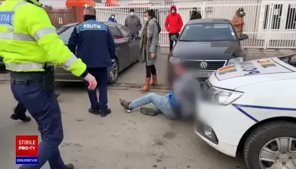 Scandal la semafor, în Timișoara. Un combatant a fost încătușat de polițiști