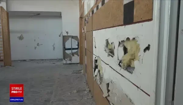 Brăila: O sală de sport, construită în 2008, a ajuns într-o stare deplorabilă, deși nu a fost folosită niciodată