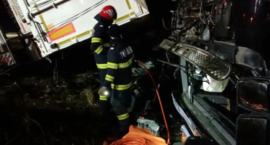 Accident mortal pe DN 25. Un șofer și-a pierdut viața după a intrat pe contrasens și a lovit frontal un camion