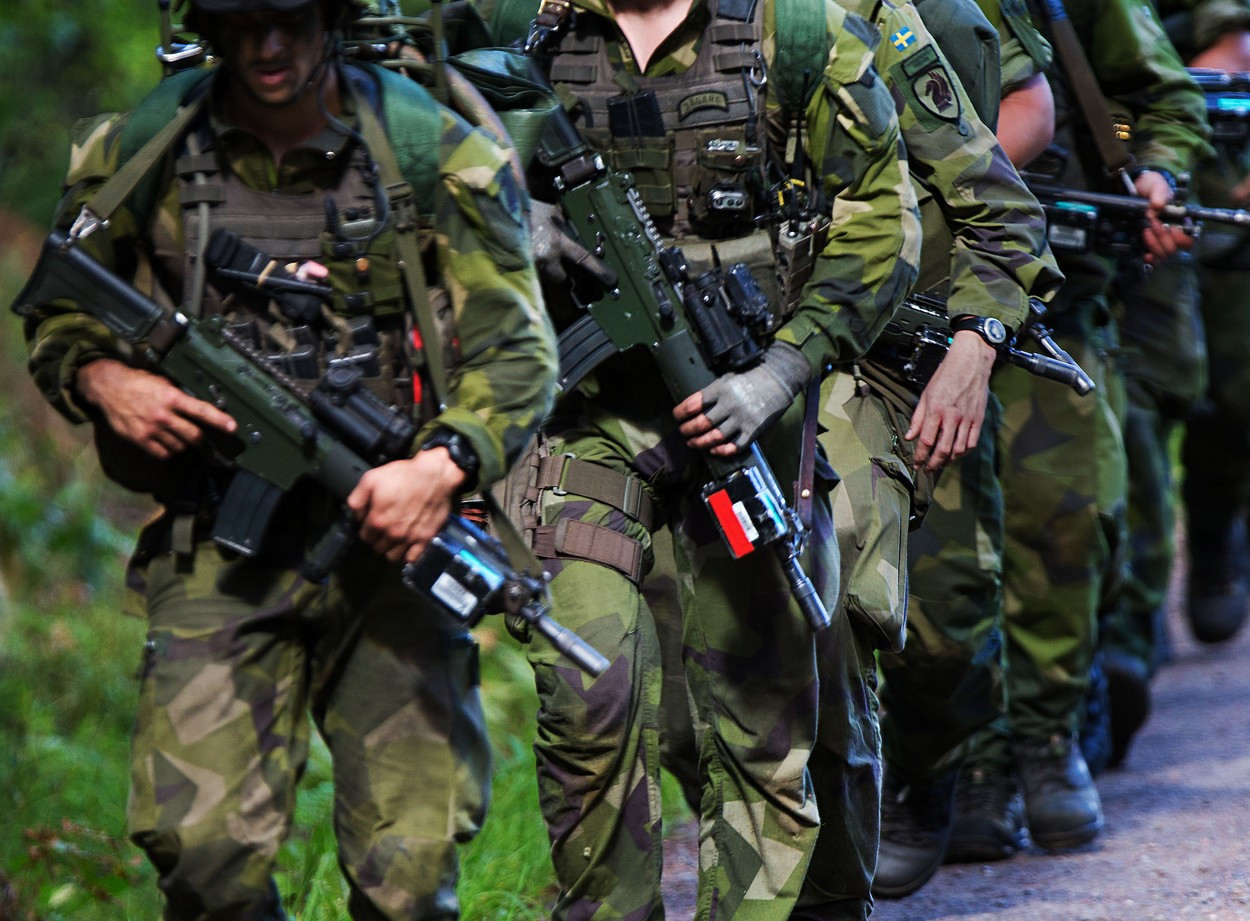 Vehicule blindate și militari înarmați pe o insulă din Suedia, după apariția unor nave rusești în zonă