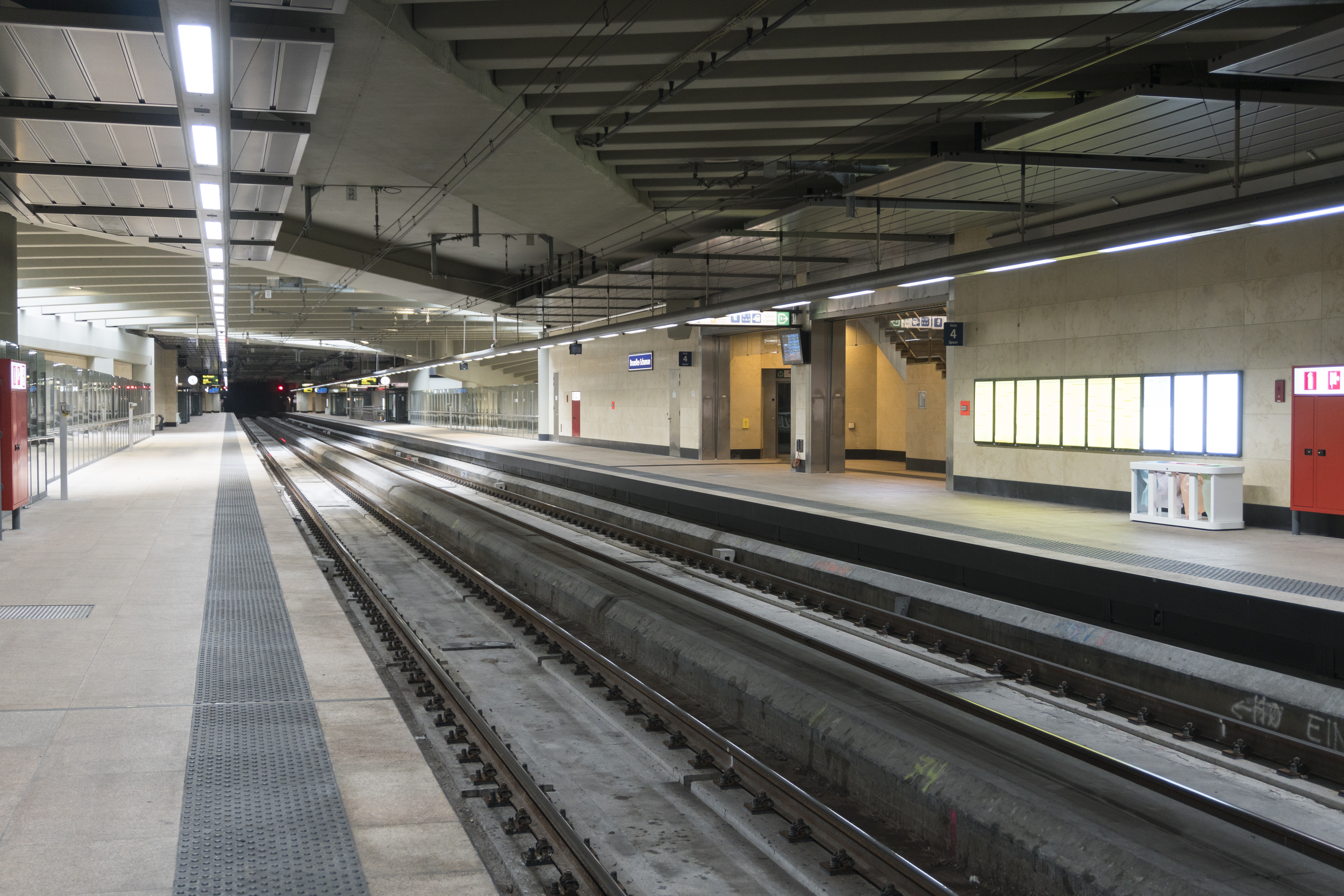 VIDEO ȘOCANT. Un bărbat a împins o femeie în fața metroului din Bruxelles. Conductorul a oprit la timp