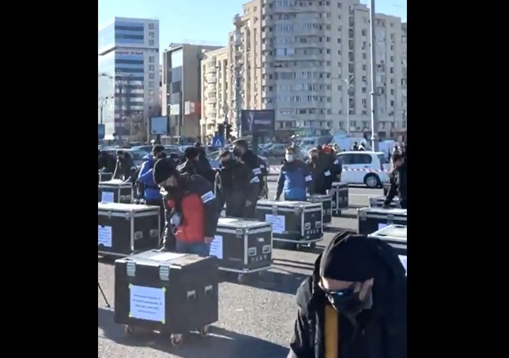 Protestul artiștilor din spatele scenei, în Piața Victoriei. Industria spectacolelor e în colaps de doi ani