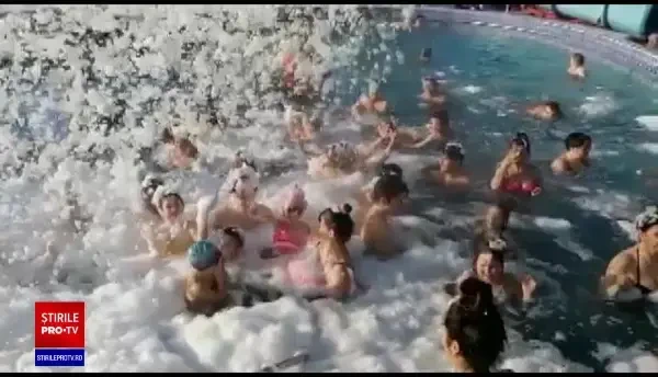Distracția în bazinele cu apă termală nu se oprește indiferent de anotimp. Unde au petrecut turiștii