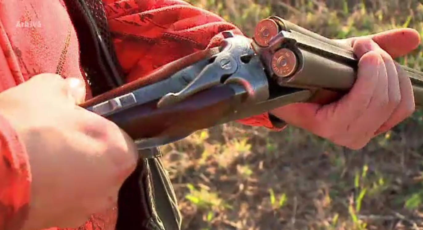 O femeie din Mureș a fost împușcată în timp ce culegea porumb