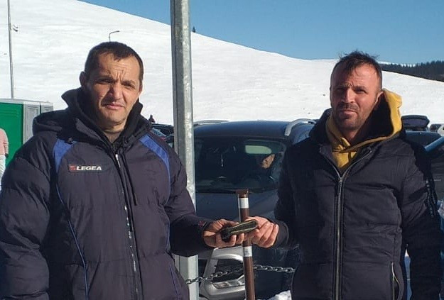 Un jandarm a găsit pe pârtia din Rânca un portofel cu 1.200 de euro, 3.000 de lei şi acte. Cum l-a identificat pe proprietar