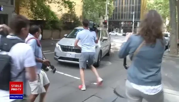 Novak Djokovic, surprins pe aeroportul din Melbourne înainte de a părăsi Australia. Reacții vehemente după expulzare