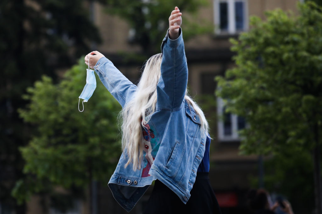 Restricțiile din perioada pandemiei vor dispărea. Ce se întâmplă cu persoanele care se infectează cu coronavirus