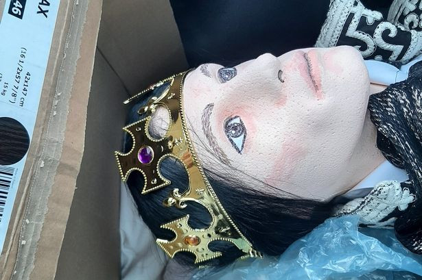 FOTO Un manechin îmbrăcat ca Făt Frumos a fost confundat cu un cadavru. Cum a reacționat poliția