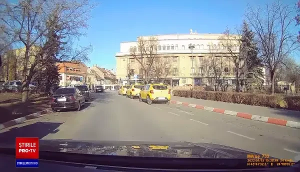 Incident șocant în plină zi, în Sibiu. Un polițist local lovește un om al străzii