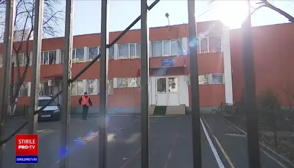 Cursuri la temperaturi de 18 grade, în București, din cauza avariilor. Părinții le-au adus copiilor calorifere electrice