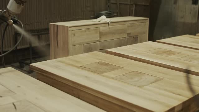 Mobila s-a scumpit enorm din cauza crizei lemnului. Cât a ajuns să cose o masă din lemn