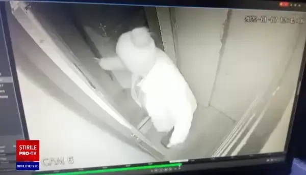 Tâlhărie în lanț în Capitală! O bătrână a fost jefuită în lift de un individ