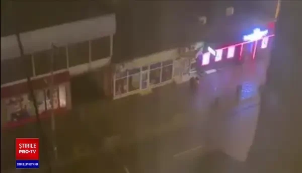 O mamă și-a lăsat copilul în cărucior, în furtună, pentru a intra într-o sală de jocuri de noroc, și a fost luat de vânt