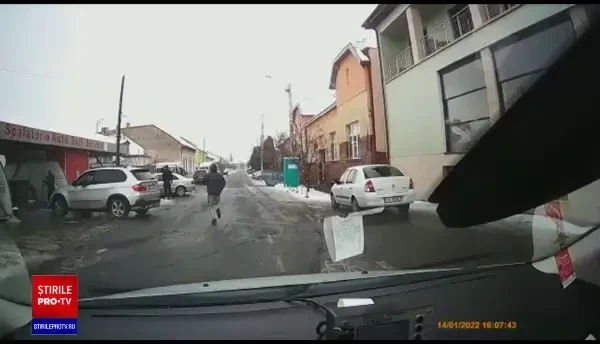 Un hoț care furase o geantă din mașina unei femei, urmărit de un șofer care a văzut scena. Cum s-a terminat totul