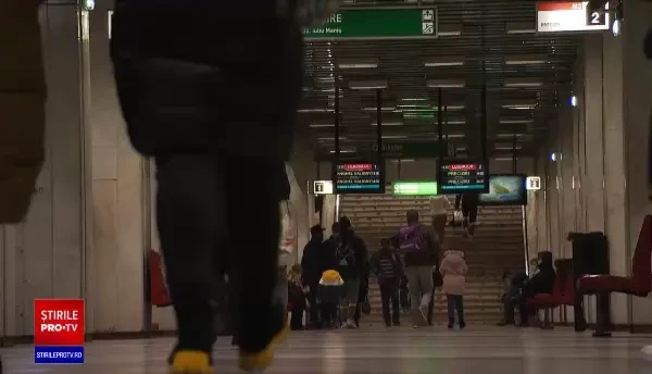 O femeie care ar fi încercat să împingă 2 călători în fața metroului, în București, a fost prinsă