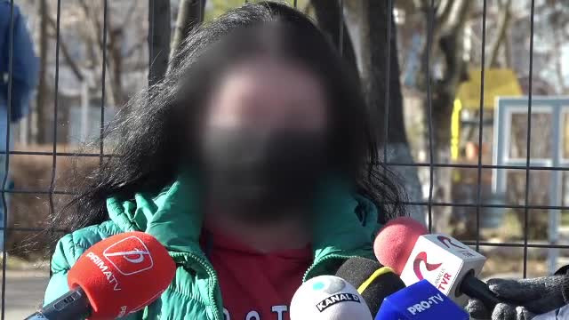 Mama unei fete în clasa a opta din Galați susține că, de aproape trei ani, fata este batjocorită de două colege de clasă