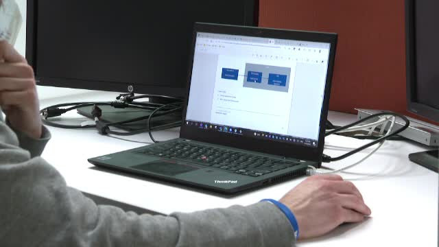 Studenții, afectați de cursurile online. Ce măsuri iau angajatorii și universitățile