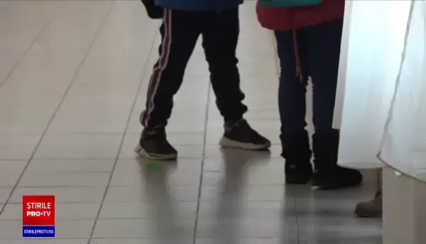 Mama unei fete în clasa a opta din Galați susține că, de aproape trei ani, fata este batjocorită de două colege de clasă