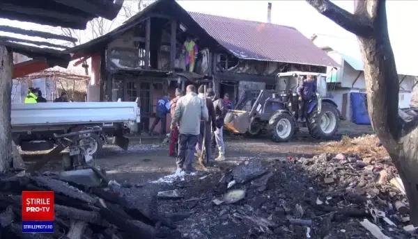 Trei familii din Neamț au rămas fără locuințe în urma unui incendiu. Vecinii le-au sărit în ajutor