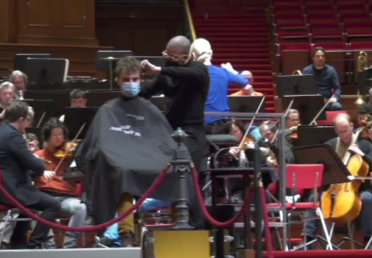 Salon de coafură pe o scenă de spectacole din Amsterdam. Tunși pe muzică simfonică