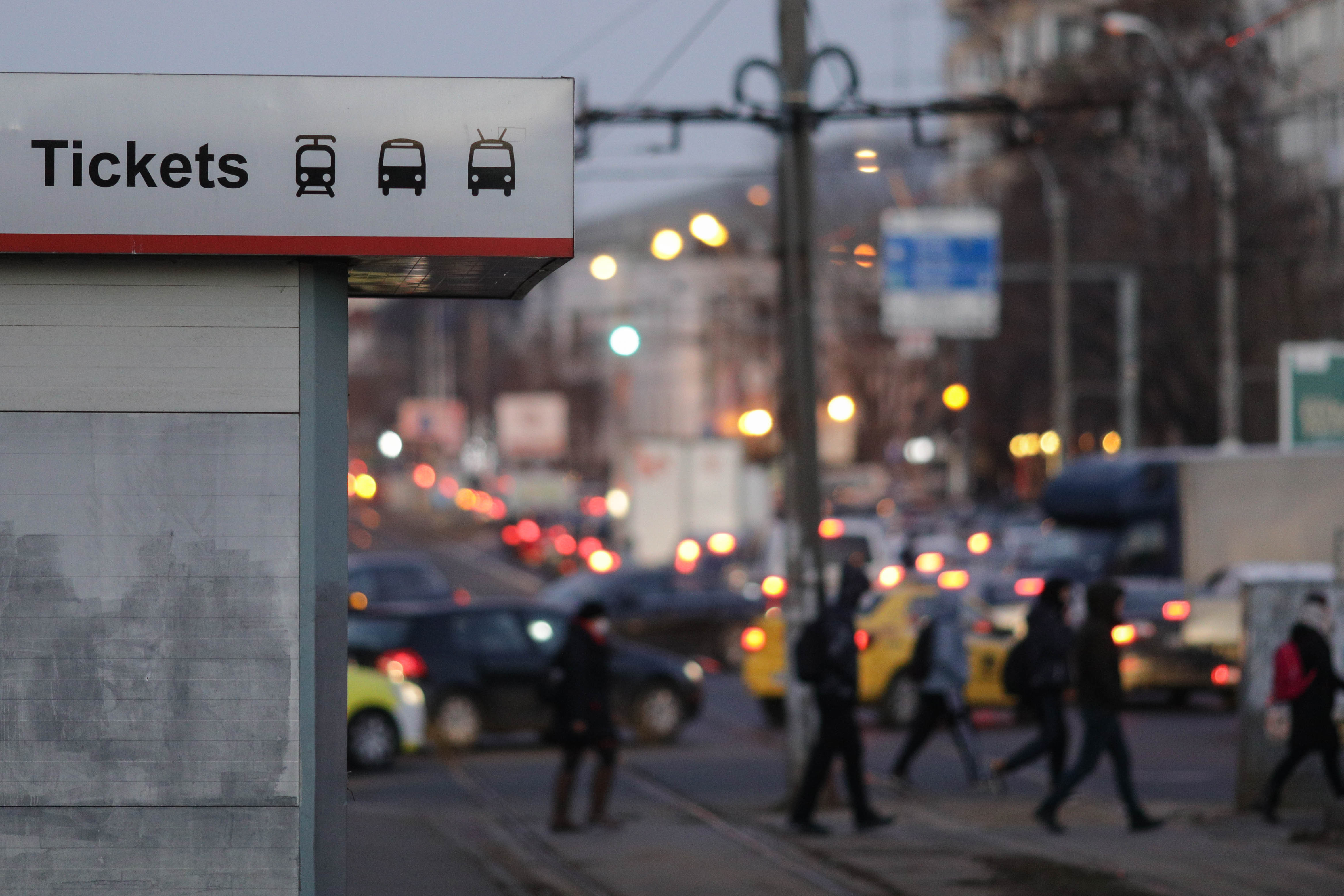 Cum vor circula autobuzele și trenurile de Revelion. Programul integral pentru noaptea dintre ani