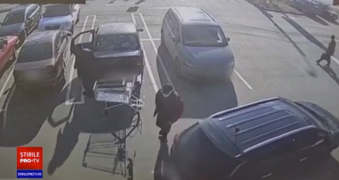 Accident grav în parcarea unui magazin din Alba Iulia. Un bărbat de 81 de ani, lovit de un șofer care voia să parcheze. VIDEO