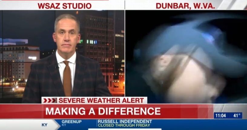 VIDEO O reporteriță a fost pusă la pământ de un SUV în timp ce era în direct la televizor. Ce s-a întâmplat după