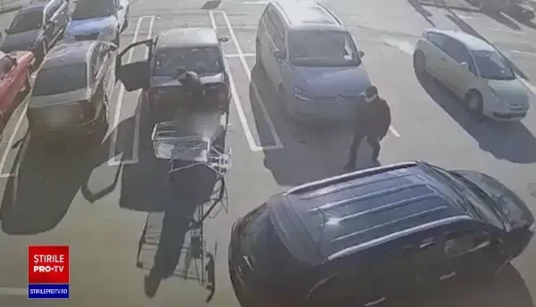 Accident grav în parcarea unui magazin din Alba Iulia. Un bărbat de 81 de ani, lovit de un șofer care voia să parcheze. VIDEO