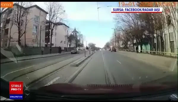 A evitat un pieton și a spulberat două mașini. Șoferul spune că femeia era "ascunsă" de un semn de circulație