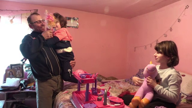 Un tată părăsit de soție se chinuie să-și crească cele două fetițe. Bărbatul a oferit și o cameră unei familii nevoiașe