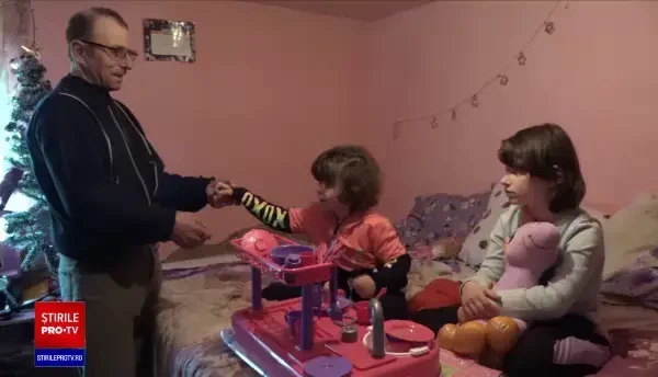 Un tată părăsit de soție se chinuie să-și crească cele două fetițe. Bărbatul a oferit și o cameră unei familii nevoiașe