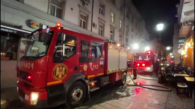 Incendiu în Centrul Vechi al Capitalei, după ce oamenii străzii au aprins focul, să se încălzească