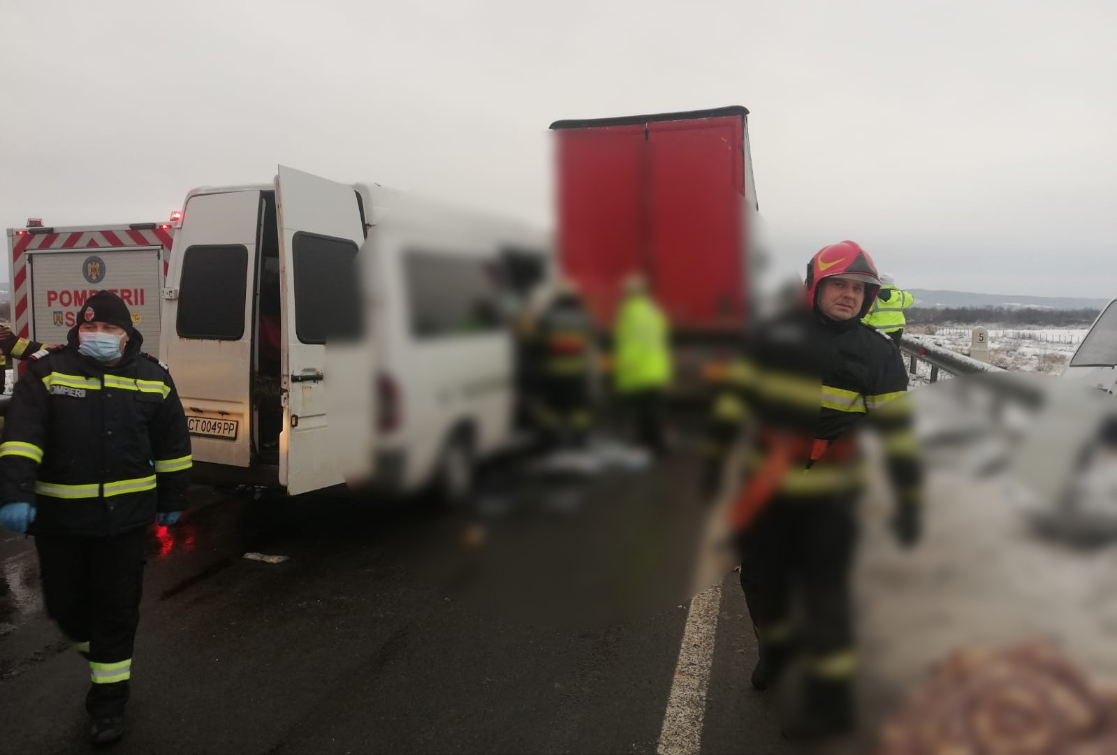 Accident grav pe DN6. Un microbuz a lovit un tir: Un om a murit și mai mulți sunt răniți