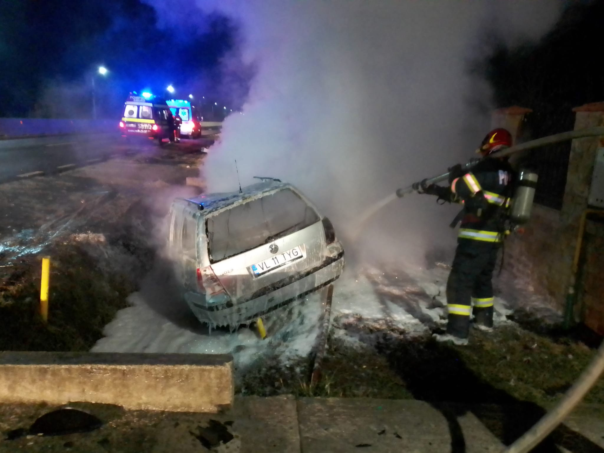 O mașină s-a ciocnit de o conductă de gaz și a luat doc, în Vâlcea. Doi tineri au fost răniți