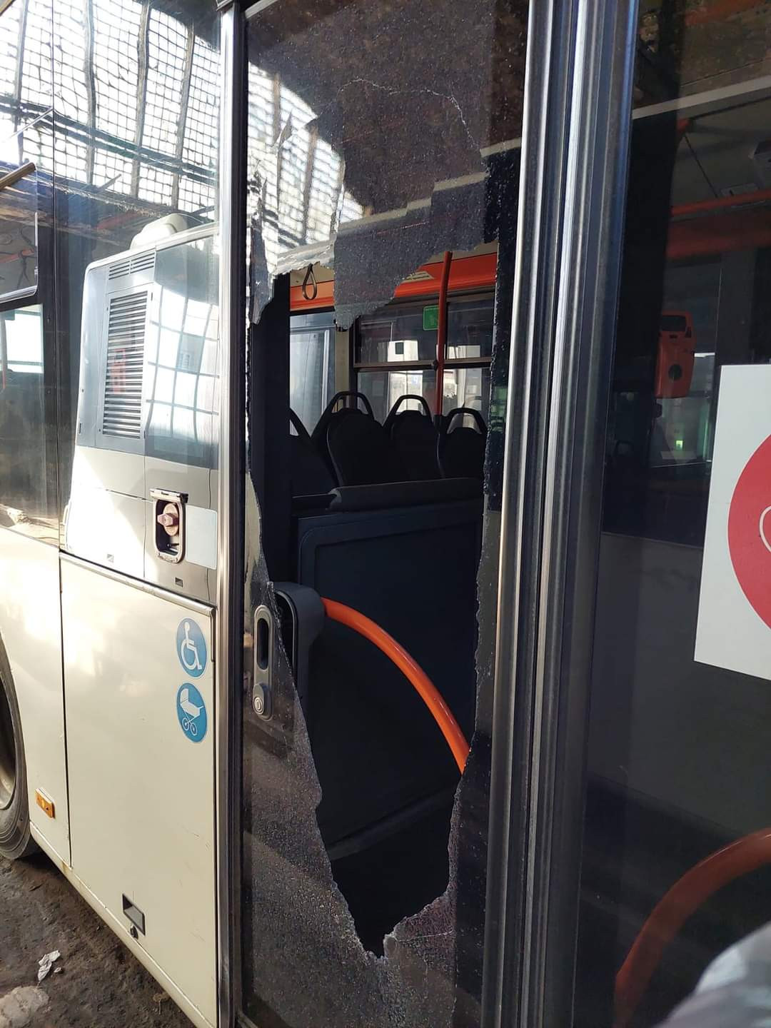 FOTO. Șoferii STB care au ieșit pe traseu, catalogați drept trădători. Colegii le-au scris numele pe o tablă la depou