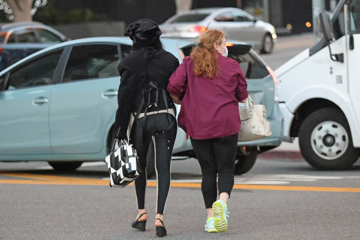 Celebră artistă în vârstă de 75 de ani, surprinsă într-o ținută inedită în Beverly Hills. FOTO