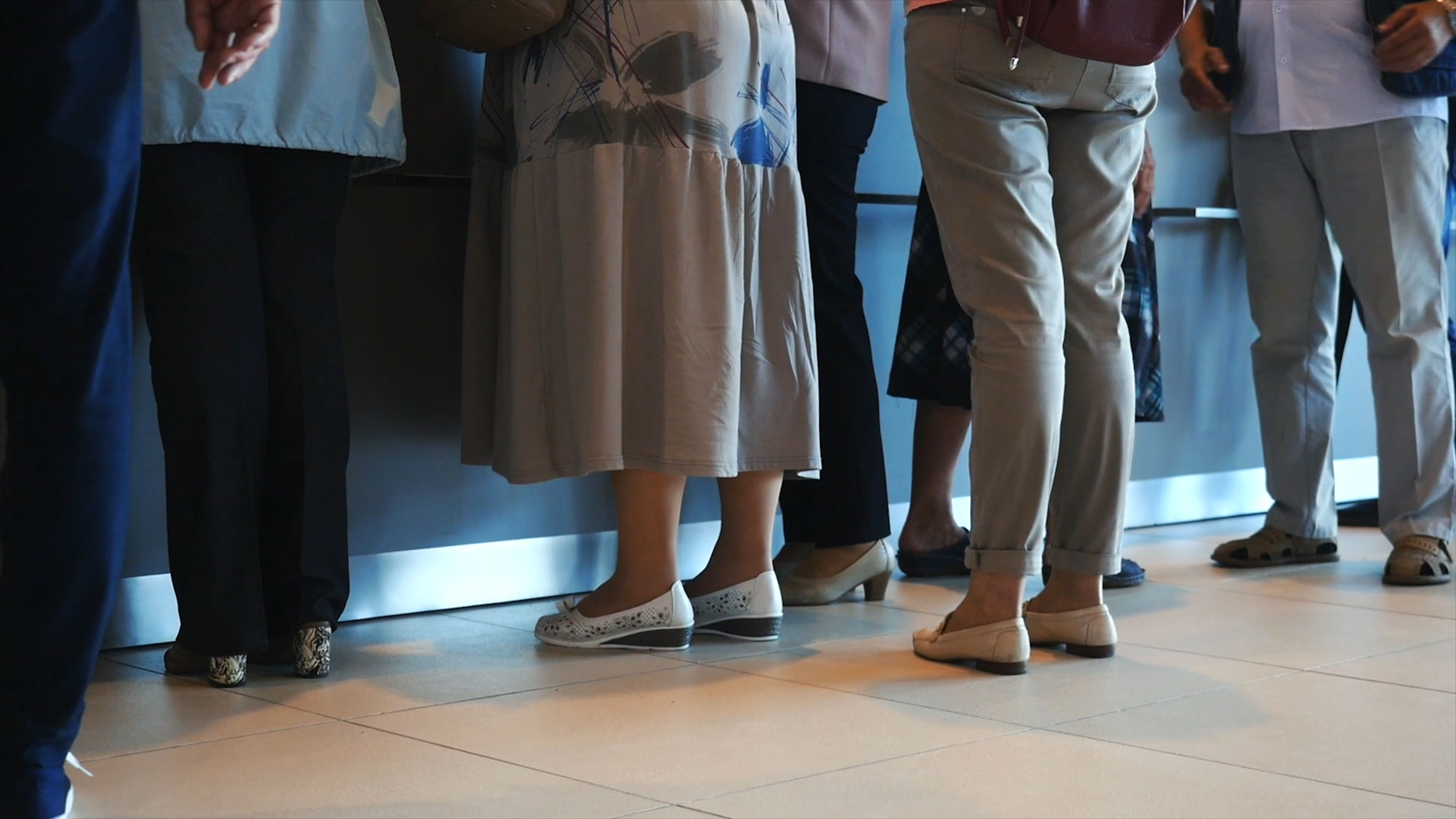 Un bărbat mort a fost cărat până la oficiul poștal de doi bărbați pentru a-i lua pensia. Ce a urmat după