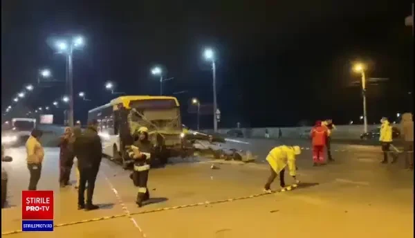 Accident grav în Voluntari. O mașină s-a făcut praf, după ce s-a ciocnit de un autobuz și a ajuns într-un stâlp