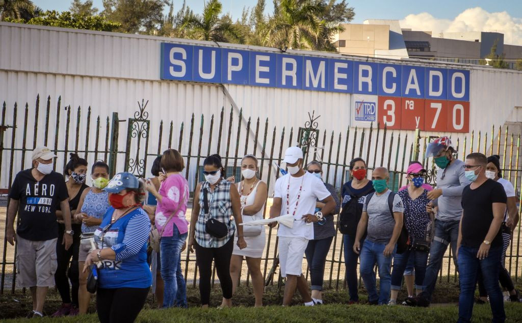 Reportaj AFP în Cuba comunistă. Oamenii stau și 8 ore la coadă, ca să cumpere mâncare