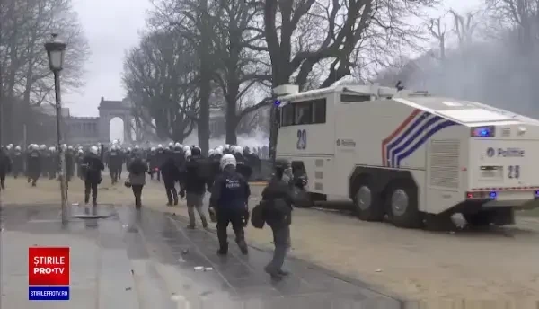 VIDEO Proteste la Bruxelles față de măsurile sanitare. Forţele de ordine au folosit tunuri cu apă şi gaze lacrimogene