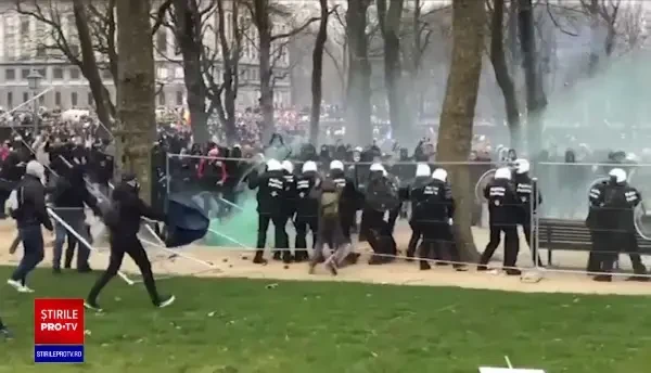 Proteste la Bruxelles față de măsurile sanitare. Forţele de ordine au folosit tunuri cu apă şi gaze lacrimogene