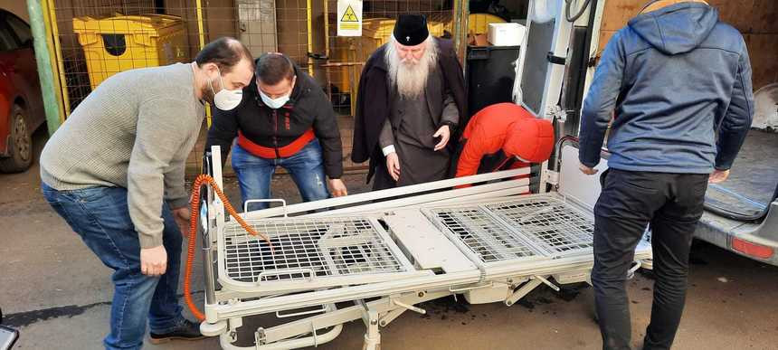 ÎPS Ioan Selejan, printre oamenii care au donat pături la Clinica de Oncologie din Timișoara, unde bolnavii stau în frig