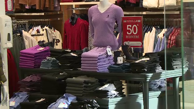 Au început reducerile de iarnă, cu prețuri scăzute și cu 80%. De ce este aproape imposibil să vezi dacă reducerile sunt reale