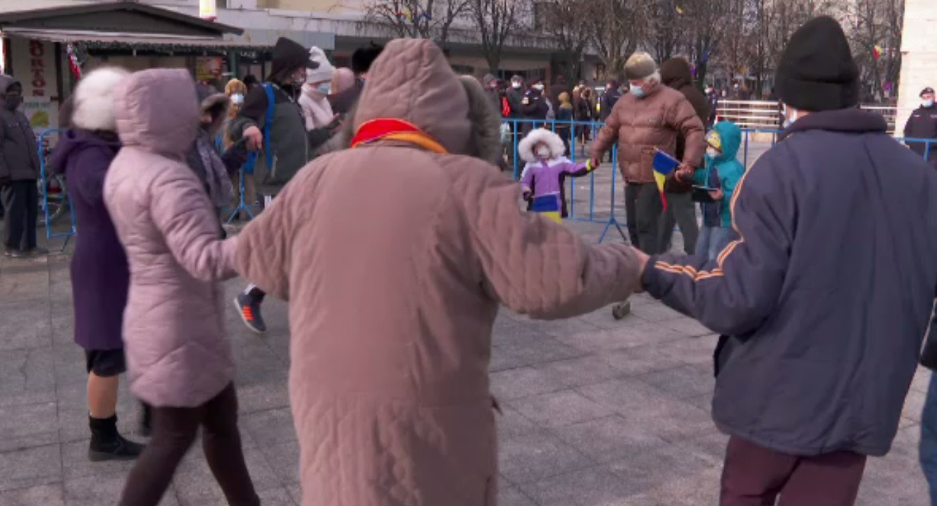 Ceremonii restrânse de Ziua Unirii Principatelor Române. La Focșani, oamenii au jucat Hora Unirii