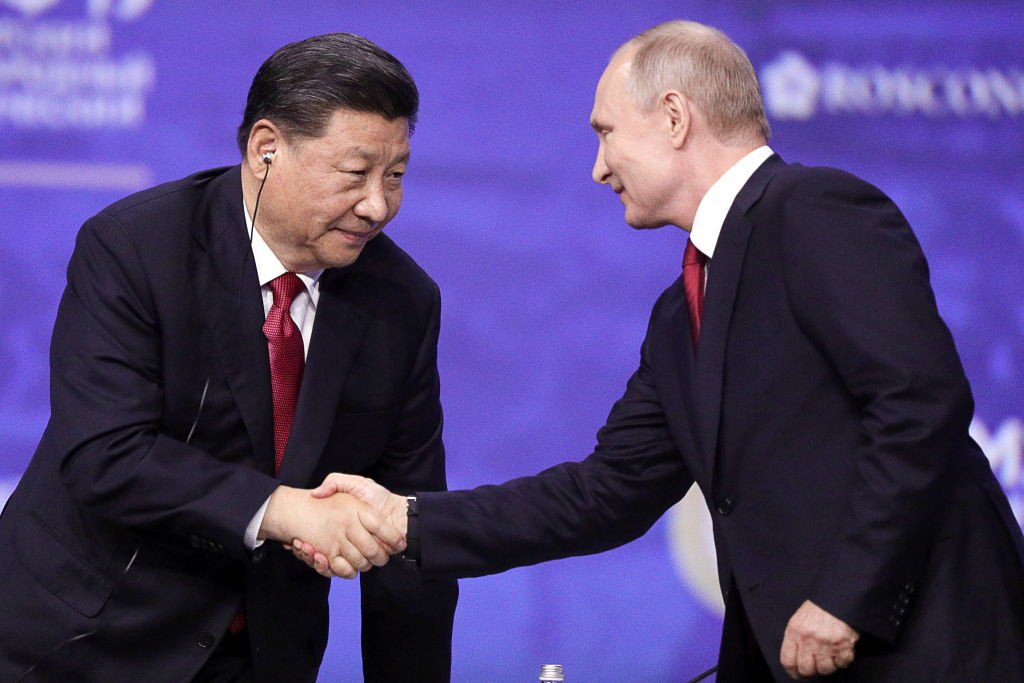 Putin, primul lider de stat care l-a felicitat „călduros” pe Xi Jinping, după ce a fost reales. Odă pentru liderul Chinei