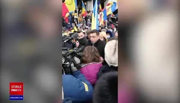 Liderul AUR George Simion, atacat cu cerneală în timpul manifestațiilor de Ziua Unirii