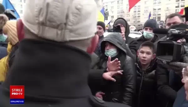 George Simion și simpatizanții AUR, fără mască la Iași: ”A trecut, gata. A trecut pandemia”