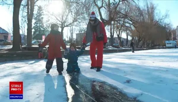 Lacurile s-au transformat în patinoare, din cauza frigului. Cât de periculoase sunt: ”Am auzit gheața cum se crapă”
